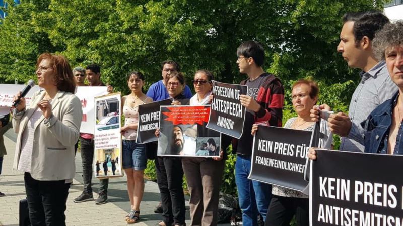 اعتراض جمعی از ایرانیان مقیم آلمان به اهدای جایزه آزادی بیان به زیباکلام
