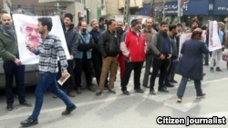 اعتراض دراویش گنابادی در برابر پاسگاه پلیس پس از بازداشت نعمت ریاحی