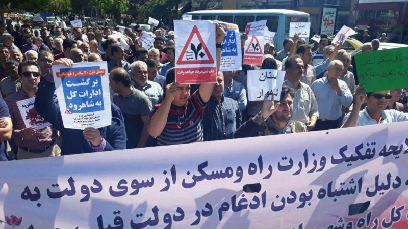 تجمع مردم شاهرود در اعتراض به انتقال اداره کل راه به سمنان