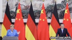 آنگلا مرکل (چپ) در نشست خبری با نخست وزیر چین، لی کیانگ