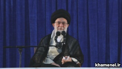 رهبر ایران مدعی شده که کشورهای اروپایی «توقع دارند» هم تحریم‌ها باقی بماند و هم محدودیت‌های هسته‌ای.
