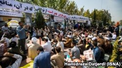 یکی از تجمعات برگزارشده در مقابل مجلس شورای اسلامی در اعتراض به توافق هسته‌ای در مهرماه ۱۳۹۴