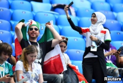 برخی زنان ایرانی در ورزشگاه محل بازی با مراکش در شهر سنت پترزبورگ با حجاب و برخی بی حجاب بودند.