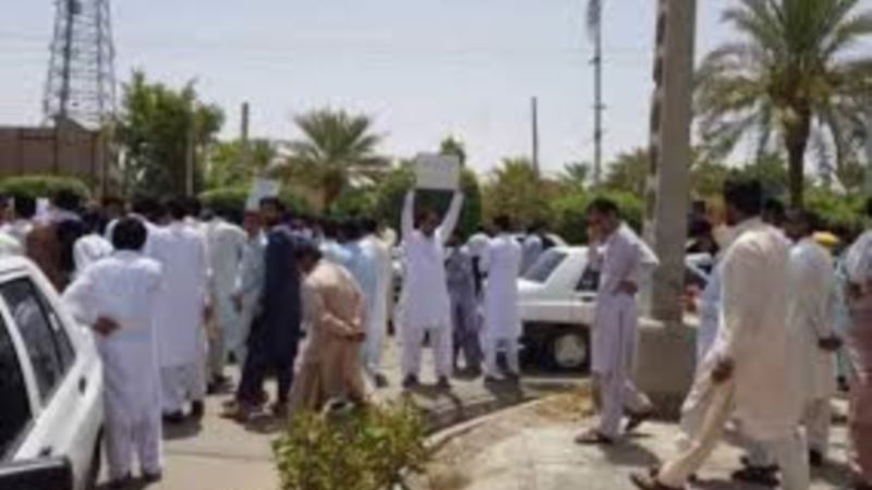 تجمع مردم در ایرانشهر سیستان و بلوچستان در اعتراض به گزارش «تجاوز گروهی»