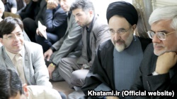 ۱۰۰ اصلاح‌طلب در نامه به خاتمی (نفر دوم راست) از محمدرضا عارف (نفر اول راست) رئیس «شورای سیاستگذاری اصلاح‌طلبان» انتقاد کرده‌اند.