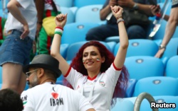 زنان ایرانی تقریبا نیمی از طرفداران تیم ملی ایران در ورزشگاه بودند.