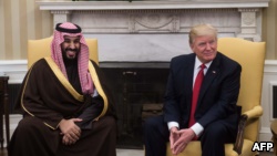 دونالد ترامپ (راست) رئیس‌جمهوری آمریکا در دیدار با محمدبن سلمان، ولیعهد عربستان.