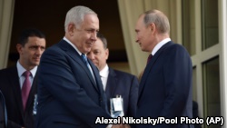 گفت‌وگوی تلفنی بنیامین نتانیاهو و ولادیمیر پوتین، شامگاه پنجشنبه صورت گرفته است. عکس مربوط به دیدار آنها در شهریورماه سال گذشته در بندر سوچی روسیه است.