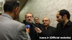 علی لاریجانی، رئیس مجلس شورای اسلامی، در حاشیه اجلاس شورای عالی استان‌ها با خبرنگاران گفت‌وگو می‌کرد