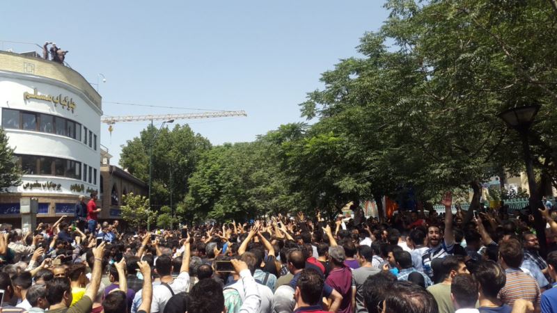 اعتراض به نابسامانی بازار ارز؛ کسبه بازار تهران دست به اعتصاب و راهپیمایی اعتراضی زدند