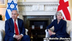ترزا می (راست) بر اختلاف بریتانیا با اسرائیل بر سر برجام تاکید کرد. 