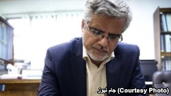 دادستان تهران آذرماه سال ۹۵ از هفت شکایت «عمومی» و هشت شکایت خصوصی علیه محمود صادقی خبر داد.