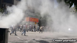 ​​بر اساس ویدئوهای ارسالی به رادیو فردا، مأموران نیروی انتظامی در میدان بهارستان اقدام به شلیک گاز اشک‌آور کردند.