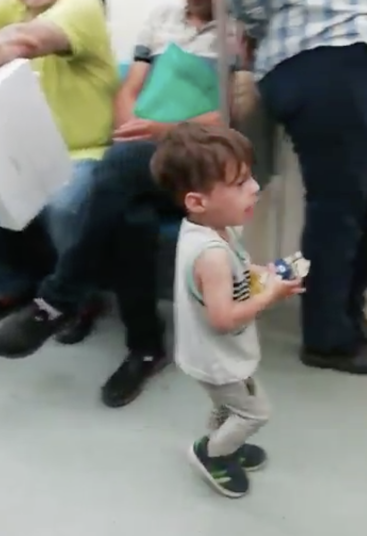اگر یک دلیل دیگر برای تغییر این رژیم اهریمنی می خواهید: کودک دستفروش ۲-۳ ساله در متروی تهران