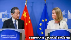 نشست خبری مشترک فدریکا موگرینی، مسئول سیاست خارجی اتحادیه اروپا، و وانگ یی، وزیر خارجه چین