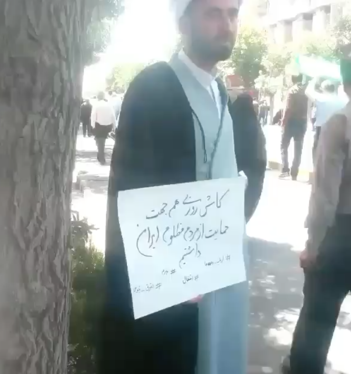 فریاد مرگ بر خامنه ای، روسیاهی رژیم در نمایش ورشکسته روز قدس ۹۷ و آخوندی که می خواهد از مردم ایران حمایت شود