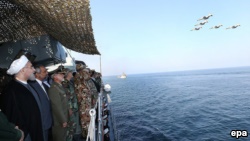 حضور روحانی در یکی از مانورهای دریایی ایران در تنگه هرمز