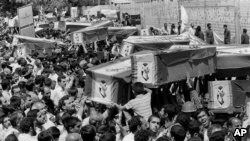 حمل تابوت‌هایی در خیابان‌های تهران به یاد قربانیان سقوط هواپیمای مسافربری ۶۵۵ ایران ایر بر فراز خلیج‌فارس.