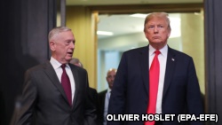 جیمز متیس٬ وزیر دفاع آمریکا (چپ) در کنار دونالد ترامپ٬ رئیس جمهور آمریکا- عکس آرشیوی است.
