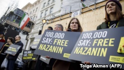 یکی از تجمع‌هایی که با درخواست آزادی نازنین زاغری در برابر سفارت ایران در لندن برگزار شد