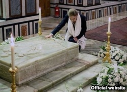 عکسی از حضور شهبانو فرح در آرامگاه محمدرضا شاه پهلوی در مسجد رفاعی، قاهره - آرشیو