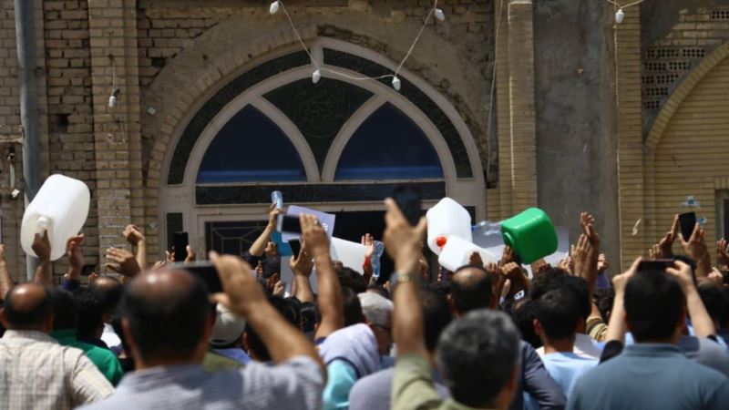 گزارش وال استریت جورنال: ایرانیان زیر فشار اقتصادی ورشکسته؛ ما نان و آب می خواهیم