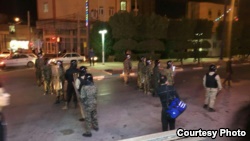 تصاویری که به رادیو فردا رسیده، حضور مأموران امنیتی در خرمشهر را نشان می‌دهد.