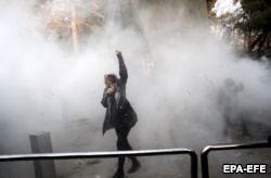 اعتراضات دی ماه؛ منتقدان می‌گویند اعتراضات شهروندان ایرانی جایی در پوشش خبری تنها رسانه رادیویی و تلویزیونی خود این کشور پیدا نمی‌کند