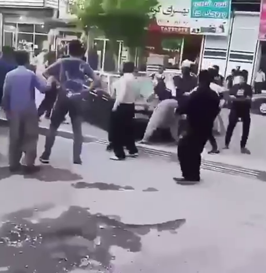 خورد کردن ماشین مأموران شهرداری که مانع کسب دستفروشان شدند توسط مردم کردستان و فراری دادن مأموران