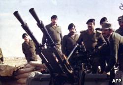 صدام حسین، حاکم وقت عراق در حلقه فرماندهانش در نزدیکی مرز ایران