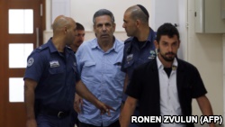 گونن سگو، وزیر سابق اسرائیلی، در حال انتقال به جلسه دادگاه بیت‌المقدس