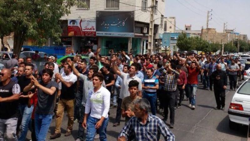 ادامه تظاهرات ایران در شنبه شب؛ تایید یک کشته، اعلام «ضمنی» حکومت نظامی در کرج