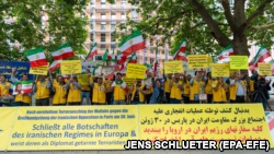 تجمع اعتراضی هواداران سازمان مجاهدین خلق در برلین در ۲۰ تیر امسال؛ شرکت‌کنندگان خواستار بستن سفارتخانه‌های ایران در اروپا و اخراج دیپلمات‌های ایرانی هستند.