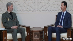 امیر حاتمی (چپ) وزیر دفاع ایران در دیدار با بشار اسد، رئیس‌جمهوری سوریه.