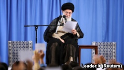 به رغم گذشت دو روز از انجام سخنرانی آیت‌الله خامنه‌ای، دفتر رهبر ایران هنوز ویدئو یا صدای اظهارات جنجالی وی را منتشر نکرده است. 