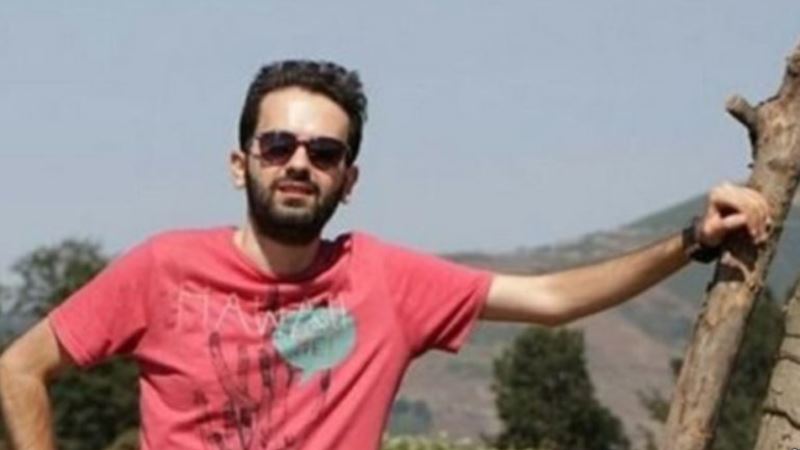 یک روزنامه نگار و طنزنویس به ۱۰ سال زندان و ممنوعیت از فعالیت رسانه‌ای محکوم شد