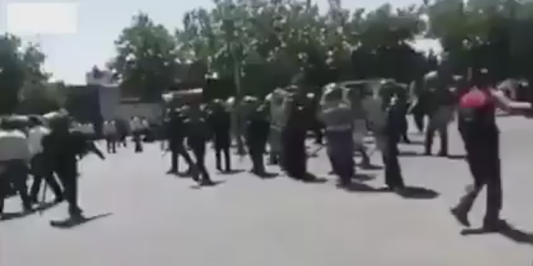 اصفهان ۱۰ مرداد، فرار نیروهای سرکوبگر در برابر هجوم مردمی