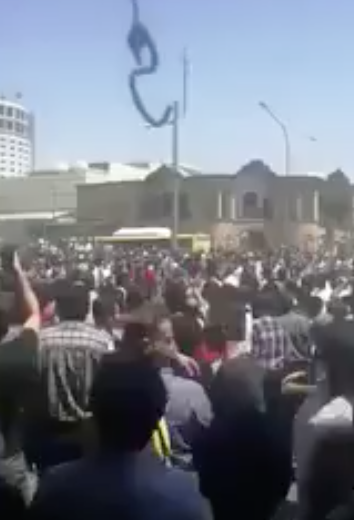تجمع اعتراضی گسترده در شیراز و هو کردن سرکوبگران ناجا توسط مردم – ۱۱ مرداد ۹۷