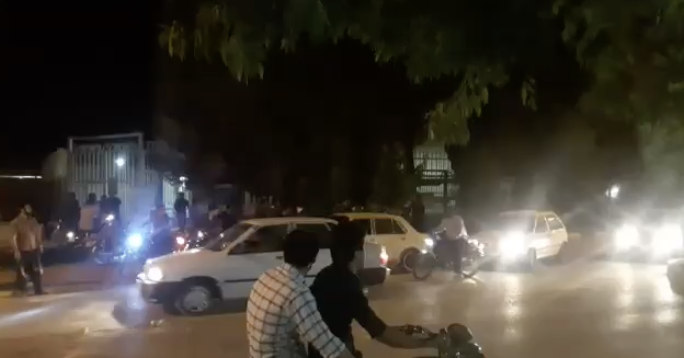 مقاومت شبانه تا ساعاتی از صبح مردم قهدریجان و فراری دادن نیروهای سرکوبگر و شعار توپ، تانک، فشفشه، آخوند باید گم بشه در اشتهارد ۱۱ مرداد ۹۷