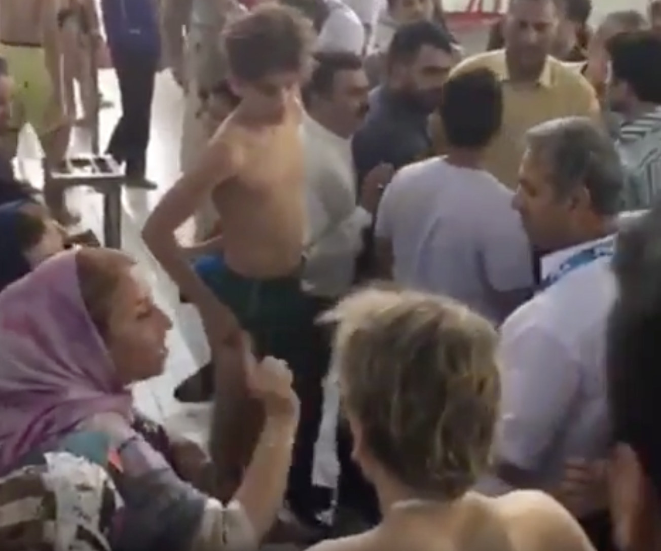 اخراج مادران اصفهانی از استخر و جلوگیری از تماشای مسابقه شنای پسران شان