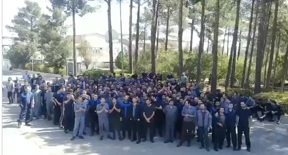 تجمع اعتراضی کارگران شرکت لاستیک پارس ساوه به دلیل خصوصی سازی – ۳۰ مرداد