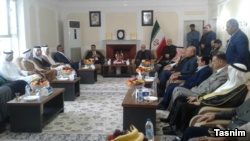 ایرج مسجدی، سفیر ایران در عراق، در محل کنسولگری جمهوری اسلامی در شهر بصره همراه با برخی از روسای قبایل. 