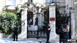 به گزارش وب‌سایت شبکه خبر ایران، حمله‌کنندگان شیشه‌های سفارت ایران در پاریس را شکسته و به ساختمان خسارت وارد کردند
