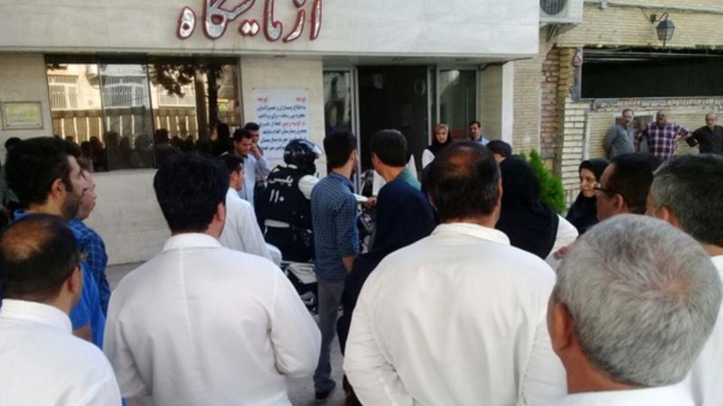 کارکنان بیمارستان امام خمینی کرج برای پنجمین روز تجمع اعتراضی برگزار کردند