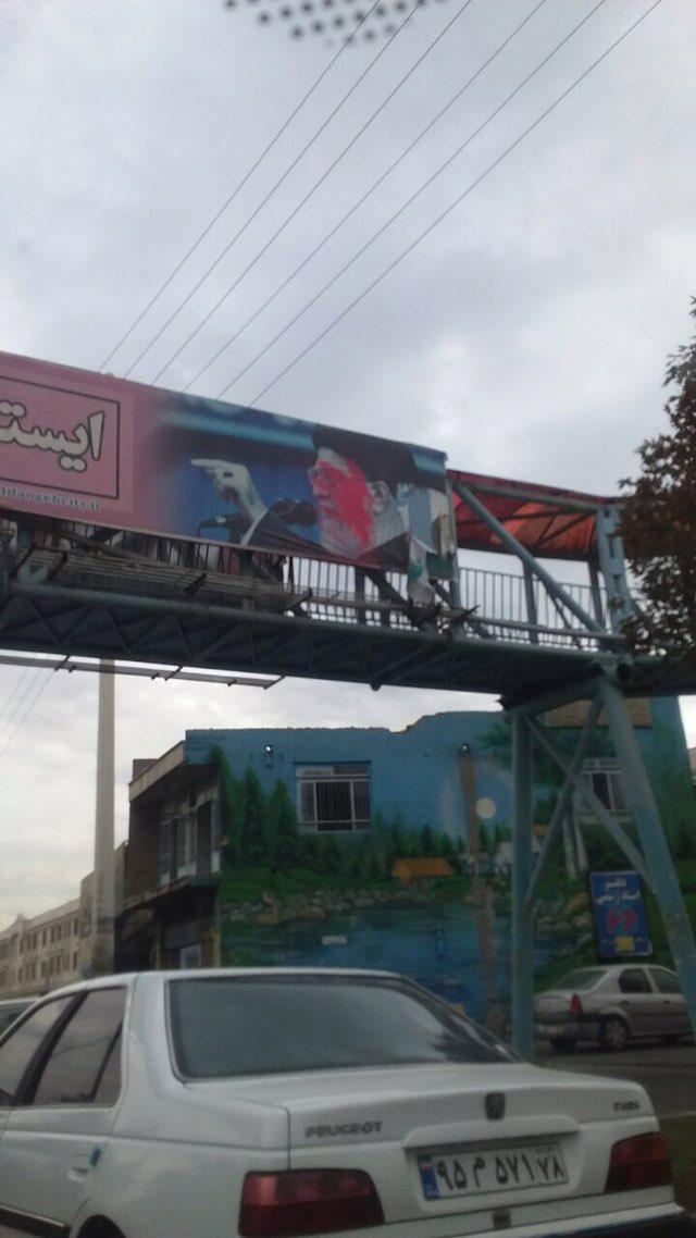 مردم روی تمام بنرها با عکس خامنه ای رنگ قرمز پاشیدند