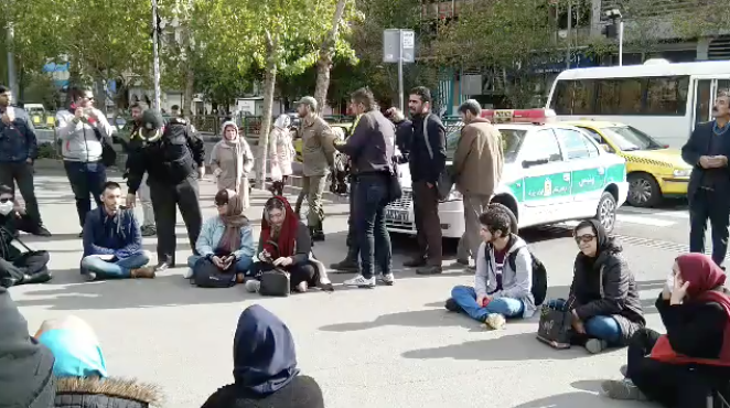 درخواست دانشجویان برای حمایتِ مردم در مقابل حمله بسیجی ها – درب اصلی دانشگاه تهران – ۱۷ آذر ۹۷