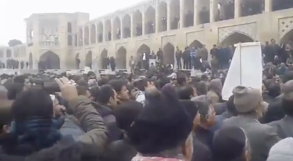 سخنرانی یک بانوی کشاورز در تجمع اعتراضی در اصفهان – ۱۳ دی ۹۷