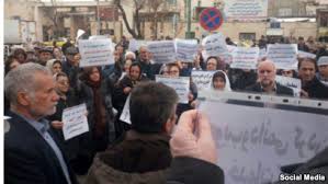 تجمع بازنشستگان در مقابل ساختمان مجلس شورا با شعار: «تنها راه رهایی، اتحاد اتحاد»